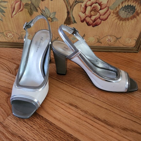 Gray and cream wide heel - Picture 6 of 6